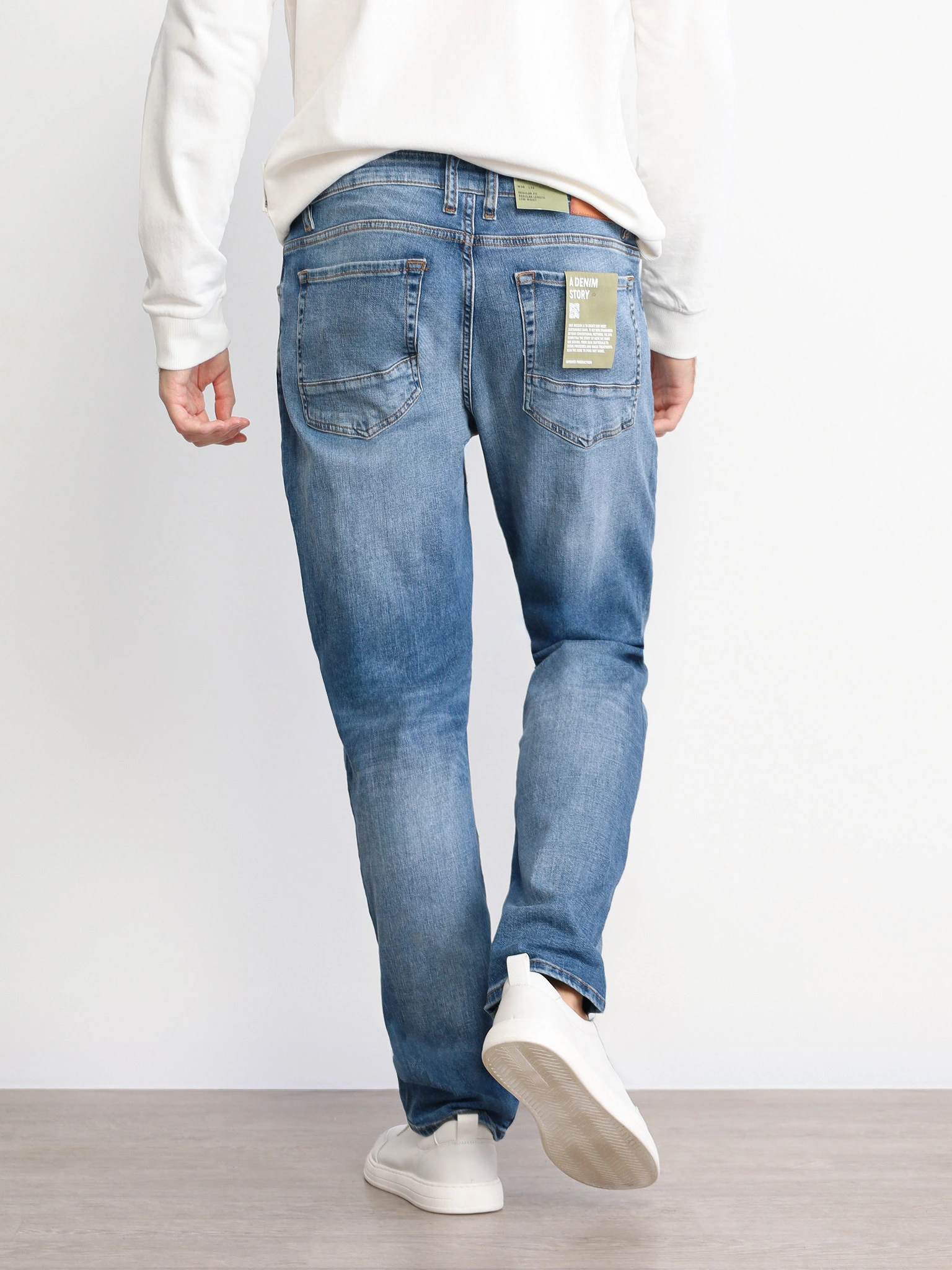 Джинсы классические голубого цвета из смесового хлопка